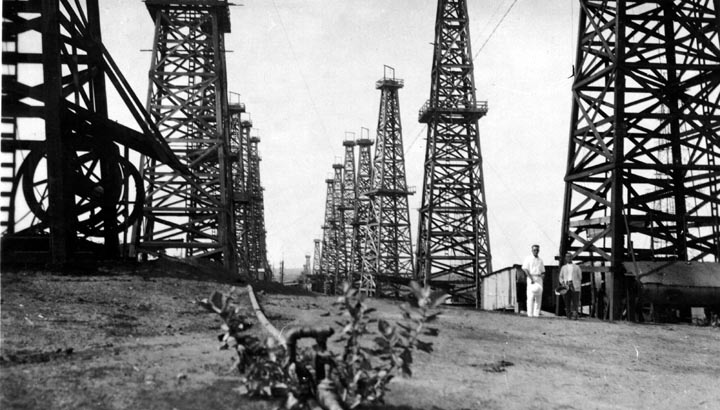 Fig. 6 : Champs pétroliers de la Burmah Oil Company. - Source : hotten.net http://hotten.net/open/pages_large/families/knight/photoalbums/burma/burma10.htm#top
